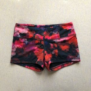 Fleo dark red roses shorts
